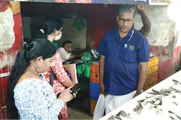 പുല്ലാട് വടക്കേ കവലയിലെ മീൻകടയ്ക്ക് ലൈസൻസില്ല; ജീവനക്കാർക്ക് ഹെൽത്ത് കാർഡും
