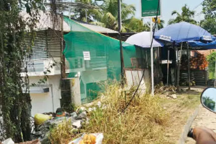 നടപ്പാതകളില്ല; കാൽനടയാത്ര ദുരിതം