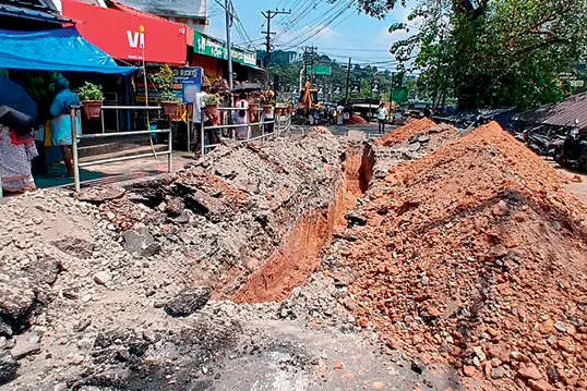 ജലവിതരണക്കുഴൽ ചോർന്നു, ദേശീയപാത പൊളിഞ്ഞു