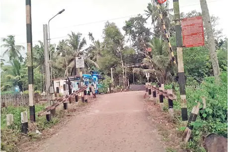 പുളിയറ ലെവൽക്രോസ് അടയ്ക്കാൻ നീക്കം; പ്രദേശവാസികളുടെ യാത്രയെ ബാധിക്കും