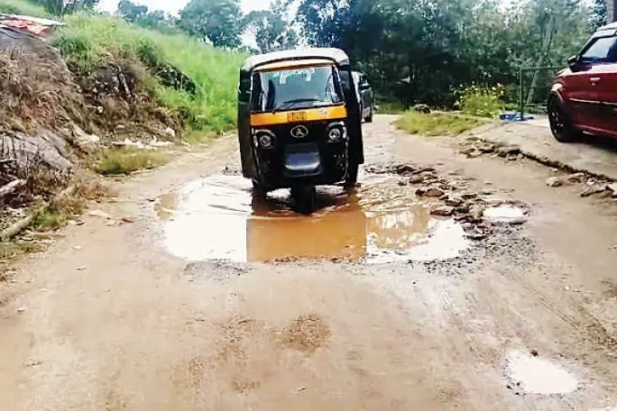 കുളമാണെന്ന് തോന്നും... ശരിക്കും ഇത് റോഡാണ്