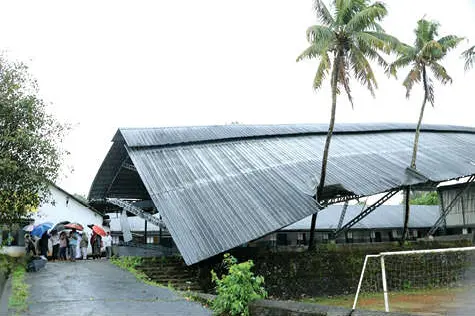 കനത്ത കാറ്റിൽ ഓടയ്ക്കാലി സ്കൂളിലെ ഓഡിറ്റോറിയം തകർന്നു