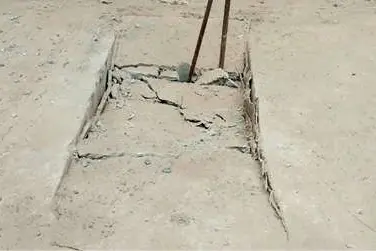 ലോറികയറി കാനയുടെ മേൽമൂടി പൊട്ടി