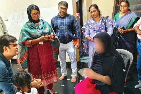 വാക്സിനെടുക്കണേ... കരുതലുമായി വീട്ടിലെത്തി കളക്ടർ