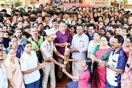 ദീപശിഖയെത്തി: ഹൊസ്ദുർഗ് ഉപജില്ലാ സ്കൂൾ കായികമേള ഇന്ന് തുടങ്ങും