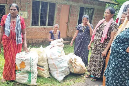 വീടുകളിൽനിന്ന് ചിരട്ട ശേഖരിച്ച് പൊതുശ്മശാനത്തിലേക്ക് നൽകി വനിതാ കൂട്ടായ്മ