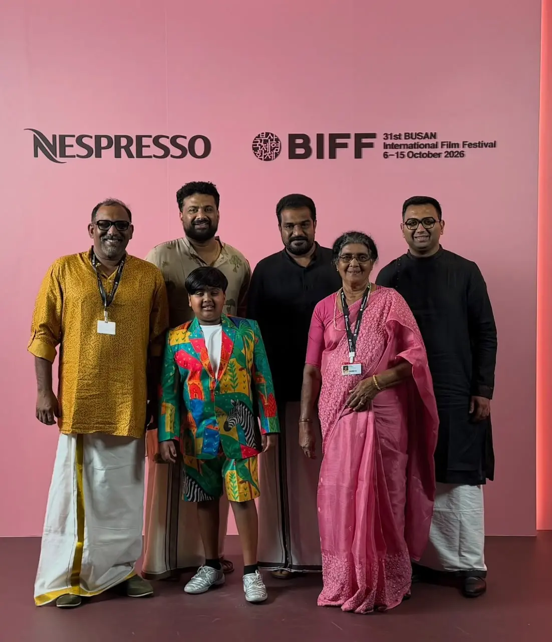 ചെവിട്ടോർമ എന്ന ചിത്രത്തിന്റെ താരങ്ങളും അണിയറപ്രവർത്തകരും ബുസാൻ ചലച്ചിത്രമേളയുടെ റെഡ് കാർപ്പറ്റിൽ | ഫോട്ടോ: അറേഞ്ച്ഡ്
