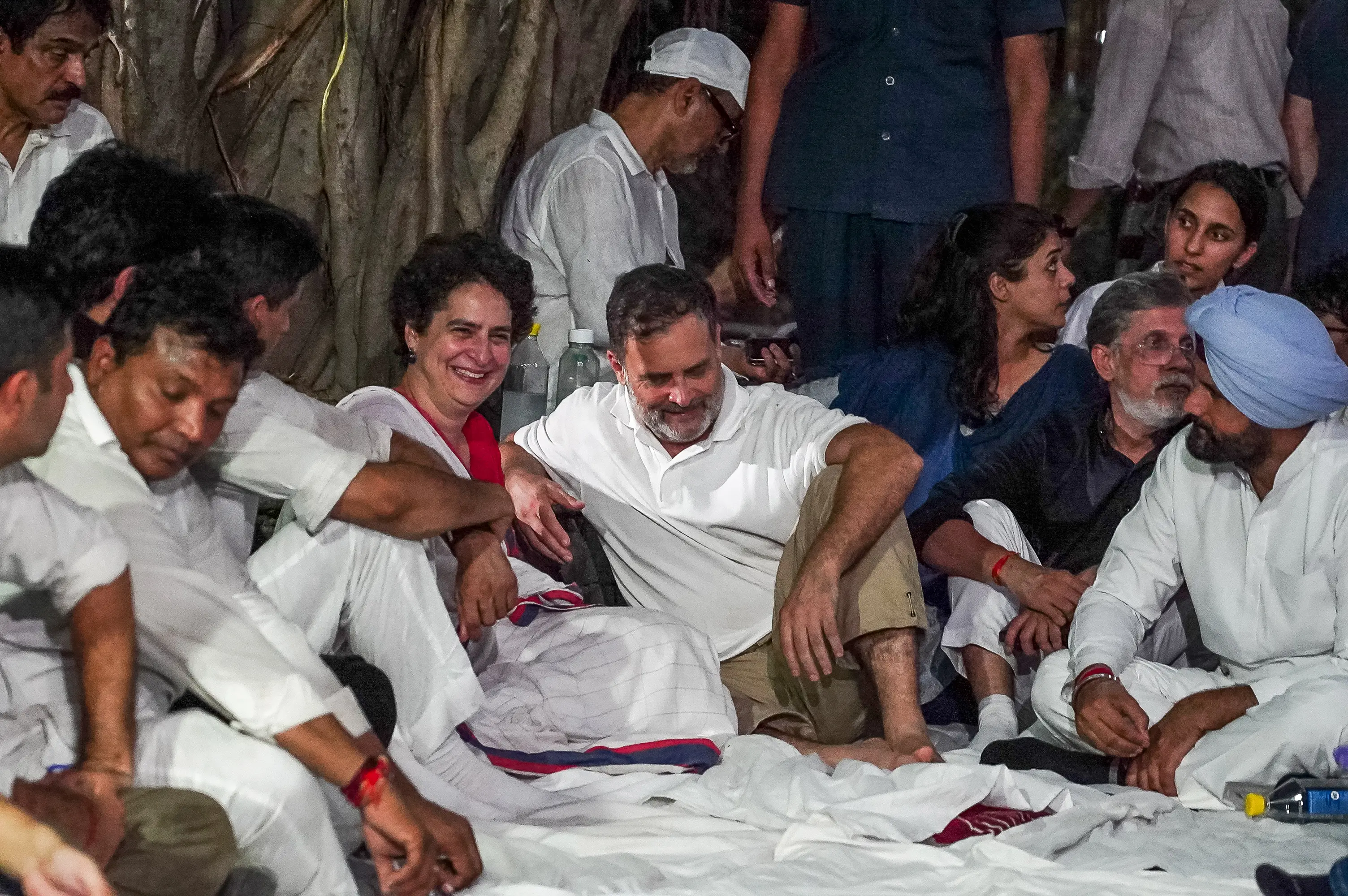 മുഖ്യ തിരഞ്ഞെടുപ്പ് കമ്മീഷണർ ഗ്യാനേഷ് കുമാറിന്റെ രാജി ആവശ്യപ്പെട്ട് ആകാശവാണി ഭവനുമുന്നിൽ ഇൻഡ്യ മുന്നണി എം.പി.മാർ നടത്തിയ ധർണയിൽ പങ്കെടുക്കുന്ന ലോക്സഭാ പ്രതിപക്ഷ നേതാവ് രാഹുൽ ഗാന്ധി, പ്രിയങ്ക ഗാന്ധി മറ്റ് കോൺഗ്രസ് നേതാക്കൾ എന്നിവർ | Photo: ANI Photo/Ritik Sharma