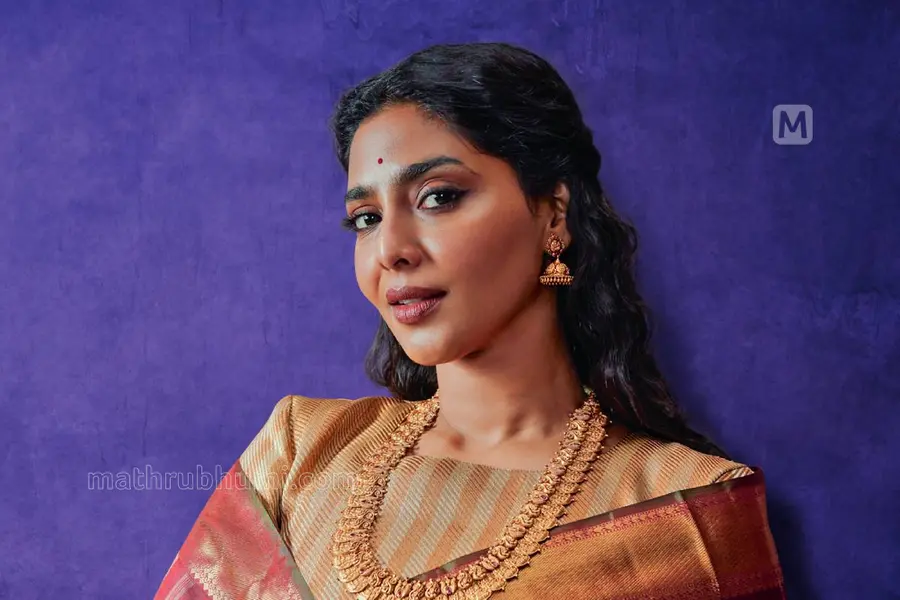 സോഷ്യൽ മീഡിയയിൽ ഇല്ലാത്തതുകൊണ്ട് ഇപ്പോൾ സമാധാനമുണ്ട്, കാര്യങ്ങൾ ശരിയായി വരുന്നുണ്ട് -ഐശ്വര്യ ലക്ഷ്മി