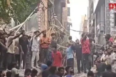 ഡൽഹിയിൽ അഞ്ചുനില കെട്ടിടം തകർന്നു വീണു; നിരവധിയാളുകൾ കുടുങ്ങിക്കിടക്കുന്നതായി റിപ്പോർട്ട്