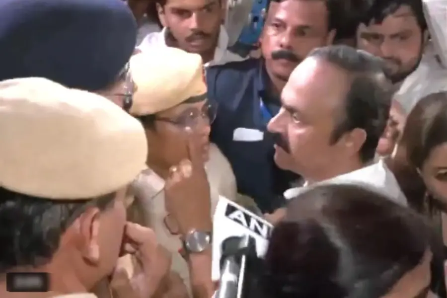 'രാഹുൽ ഗാന്ധിയെ കാണാൻ അനുവദിക്കുന്നില്ലെങ്കിൽ അറസ്റ്റ് ചെയ്യൂ'; ഡൽഹി പോലീസിനോട് മുഖ്യമന്ത്രി വി.ഡി. സതീശൻ