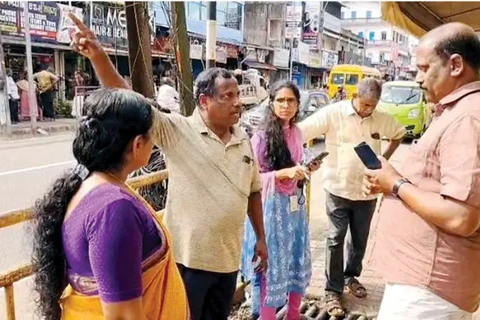 'വെള്ളപ്പൊക്കം' പെരുമ്പുഴയിലെ ഓടകൾ വൃത്തിയാക്കാൻ കെ.എസ്.ടി.പി.