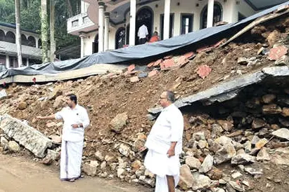കനത്തമഴയിൽ വീട്ടുമുറ്റത്തെ മതിൽ തകർന്നുവീണു
