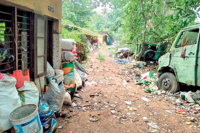 തൊണ്ടിവാഹനങ്ങളും മാലിന്യവും നിറഞ്ഞ് കുന്നിക്കോട് എം.സി.എഫ്.