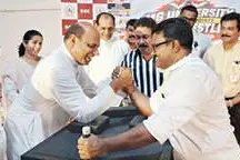നഗരസഭാധ്യക്ഷനും ബർസാർ അച്ചനും ‘ഏറ്റുമുട്ടി’: പഞ്ചഗുസ്തി മത്സരങ്ങൾക്ക് തുടക്കം
