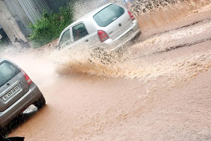 ഒറ്റമഴയിൽ റോഡ് പുഴയായി