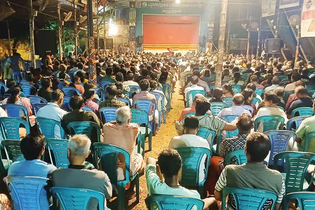 നിറഞ്ഞ സദസ്സിൽ ചൂരക്കാട്ടുകര നാടകമേള