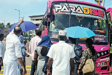സർവീസ് റോഡിൽ കയറാത്ത ബസുകൾ ജനപ്രതിനിധികൾ തടഞ്ഞു