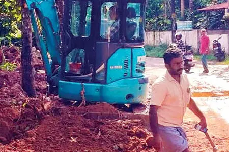 നാട്ടുകാർ ഇറങ്ങി, റോഡ് റെഡി