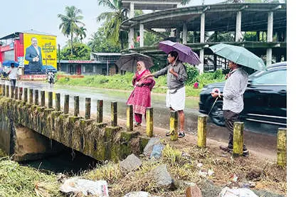 വളാഞ്ചേരി നഗരവികസനം; കോതേത്തോട് പാലം പരിശോധിച്ച് ഉദ്യോഗസ്ഥർ