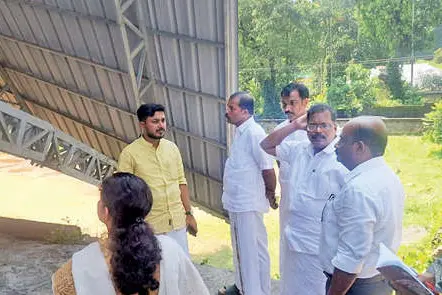 സ്കൂളിന് അവധി, തകർന്നുവീണ ഓഡിറ്റോറിയം പൊളിച്ചു നീക്കും
