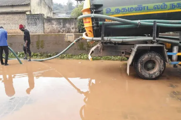 ഊട്ടി-കാന്തൽ റോഡിലെ റെയിൽവേപാലത്തിനുതാഴെ വെള്ളക്കെട്ട്