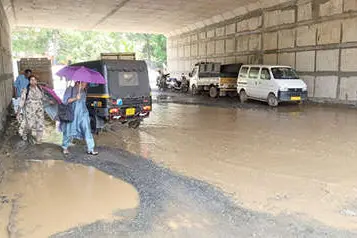 അടിപ്പാതയിൽ വെള്ളവും ചെളിയും