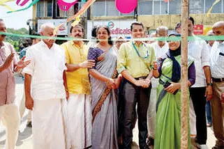 താത്കാലിക ആശ്വാസം; എട്ടേനാലിൽ ബസ് കാത്തിരിപ്പുകേന്ദ്രം തുറന്നു