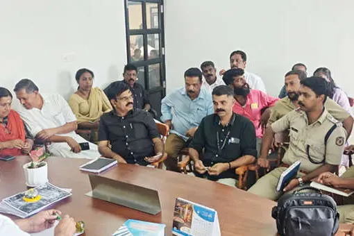 പൊളിച്ചിട്ട സ്റ്റാൻഡിൽ വാഹനങ്ങൾ കയറുന്നത് നിരോധിച്ച് നഗരസഭ