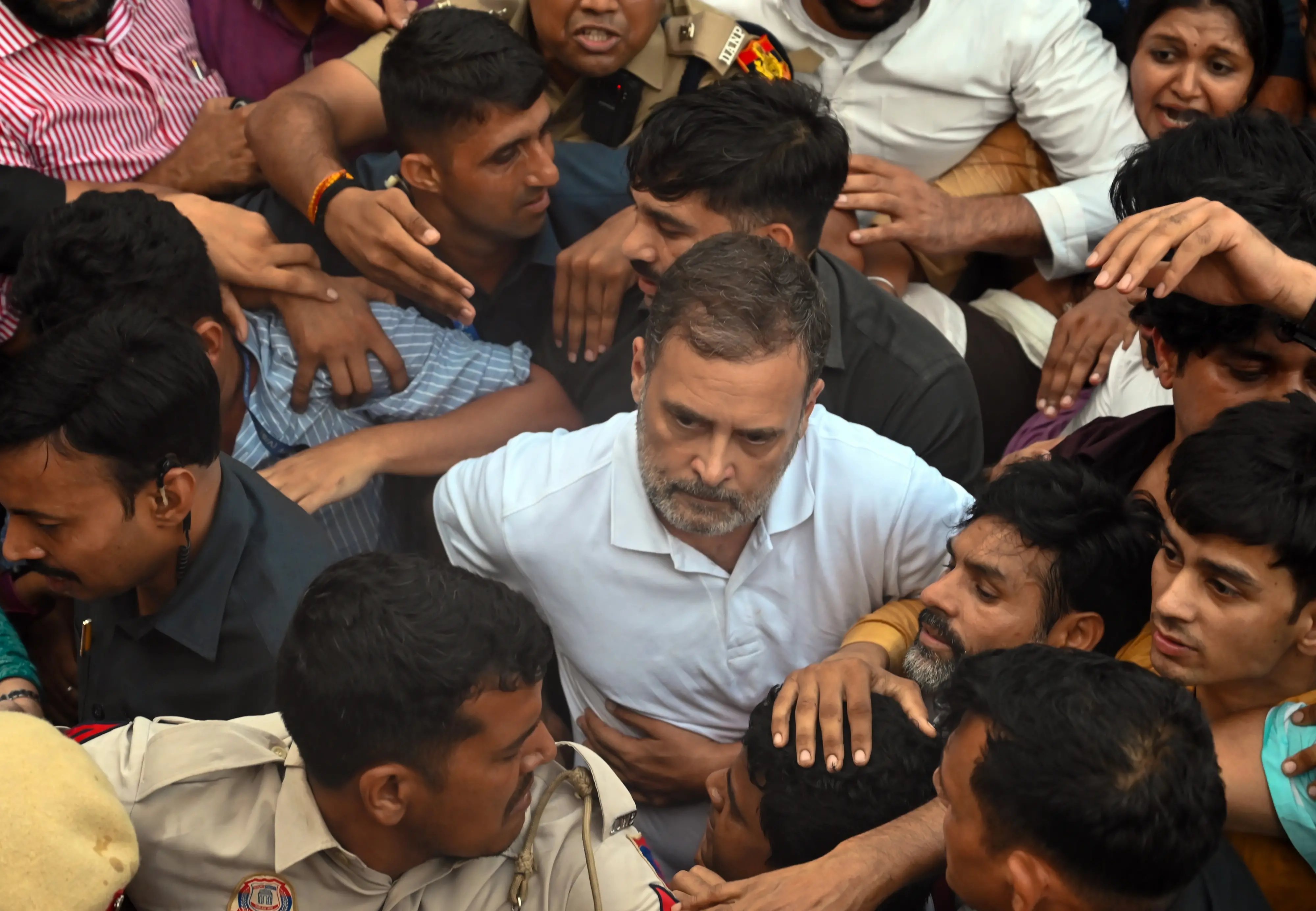 ജന്തർമന്തറിന് സമീപത്തെ പ്രതിഷേധത്തിനിടെ രാഹുൽ ​ഗാന്ധി | ഫോട്ടോ: എ.എൻ.ഐ.