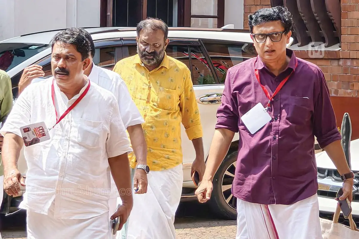 കോഴിക്കോട് എ.കെ.ജി. ഓഡിറ്റോറിയത്തിൽ നടന്ന സി.പി.എം. വിപുലീകൃത ജില്ലാകമ്മിറ്റിയിൽ പങ്കെടുക്കാനെത്തിയ മുസഫിർ അഹമ്മദ്, പി. നിഖിൽ, പി.എ. മുഹമ്മദ് റിയാസ് എം.എൽ.എ. എന്നിവർ | ഫോട്ടോ: സാജൻ വി. നമ്പ്യാർ