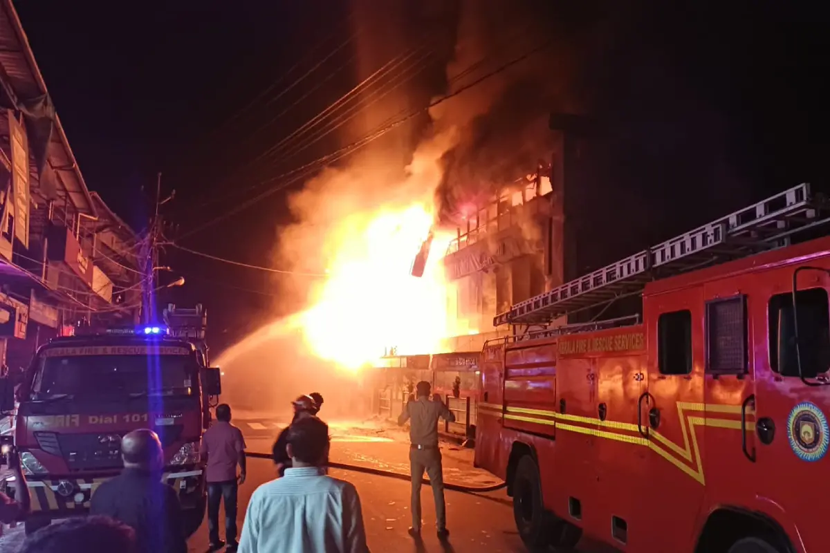 ഓർക്കാട്ടേരിയിൽ കെട്ടിടത്തിന് തീ പിടിച്ചപ്പോൾ