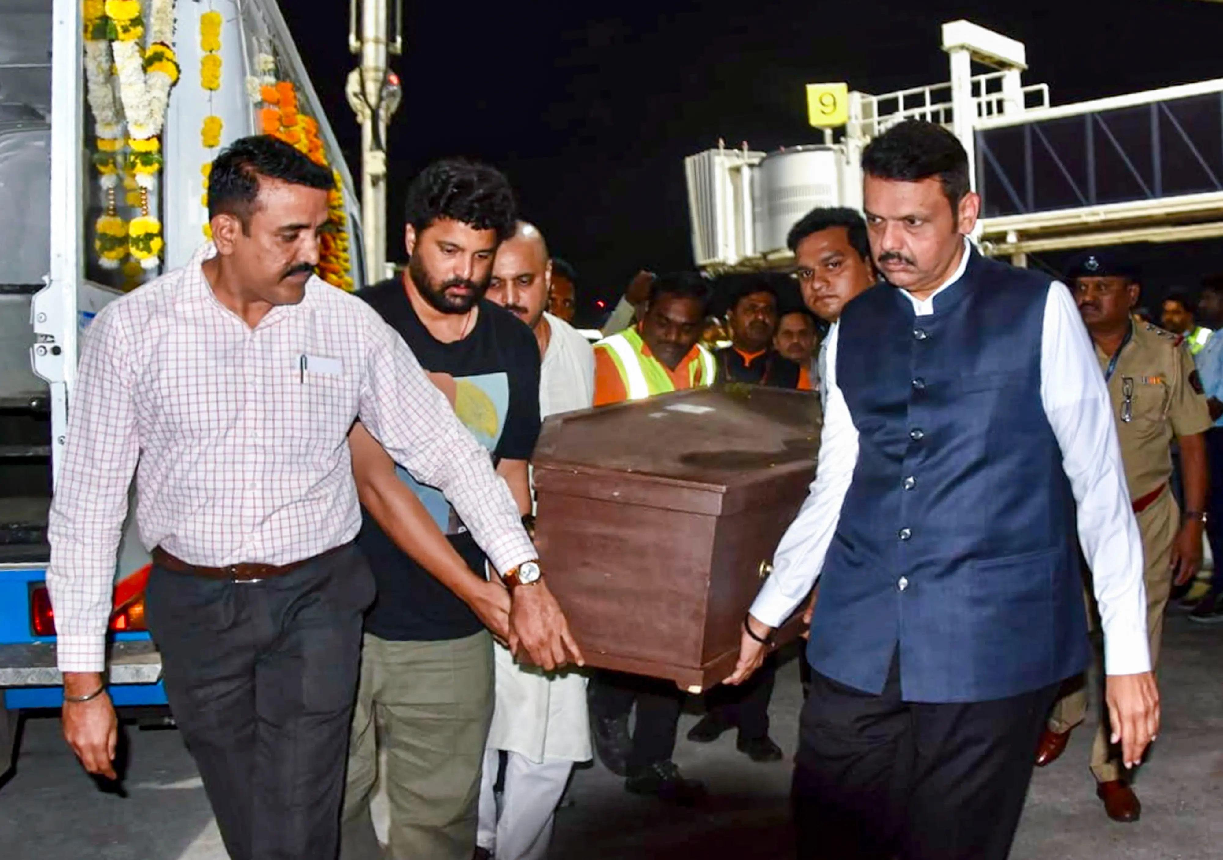 പുണെ എയർപോർട്ടിൽ എത്തിച്ച നാനാ പടേക്കറുടെ മൃതദേഹം ദേവേന്ദ്ര ഫഡ്നാവിസിന്റെ നേതൃത്വത്തിൽ പുറത്തേക്ക് കൊണ്ടുവരുന്നു | Photo: PTI