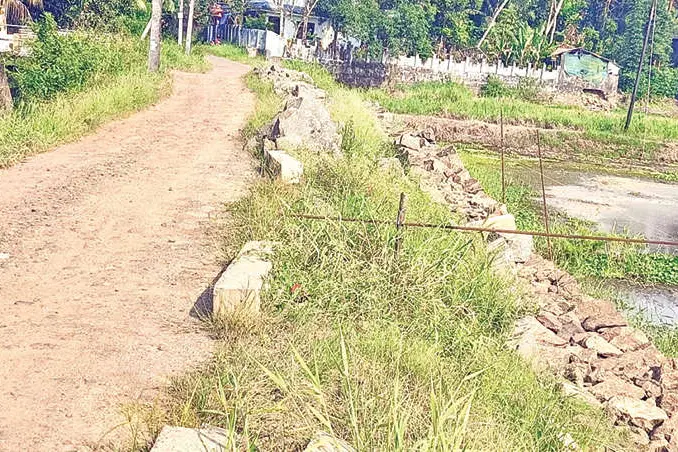 എങ്ങുമെത്താതെ മൂർത്തിട്ട-മുക്കാത്താരി ബണ്ട് റോഡ്