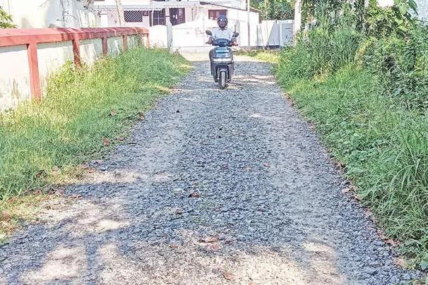 റോഡുപൊളിച്ച് മെറ്റൽ നിരത്തിയിട്ട് എട്ടുമാസം; യാത്ര ദുരിതത്തിൽ