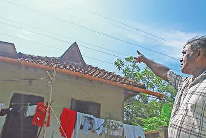 വൈദ്യുതിക്കമ്പിക്കു കീഴെ പൊറുതിമുട്ടി ഇവരുടെ ജീവിതം