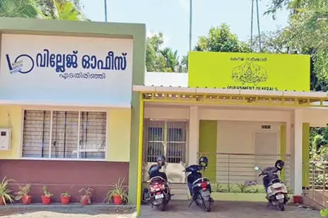 എടതിരിഞ്ഞി വില്ലേജ് ഓഫീസ് സ്മാർട്ടായിട്ടും തുറന്നില്ല