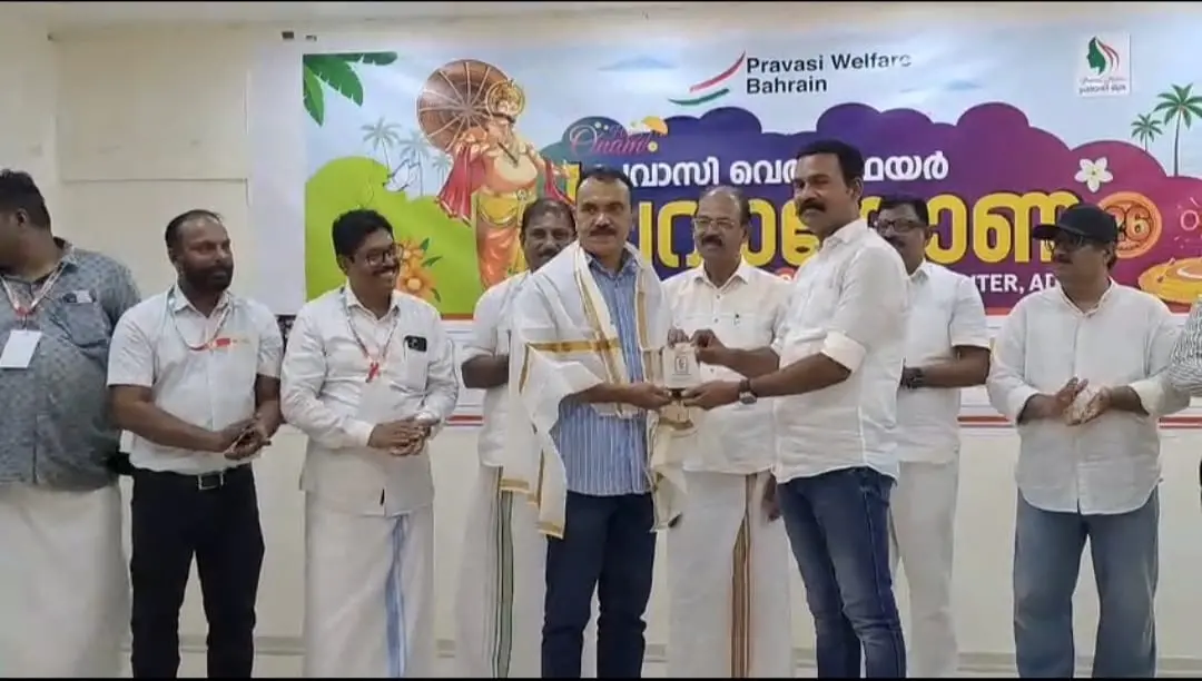 ആദരിക്കുന്ന ചടങ്ങിൽനിന്ന്