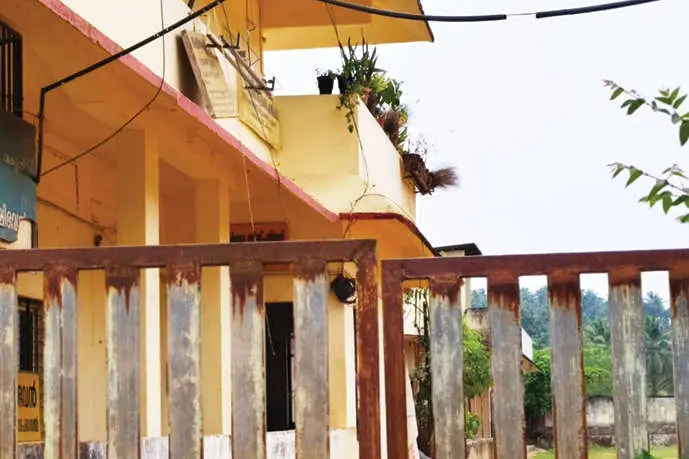 സ്റ്റേഡിയം ഗേറ്റ് പൂട്ടിയിട്ടു; കേരകർഷകർക്ക് വളം വിതരണം മുടങ്ങി