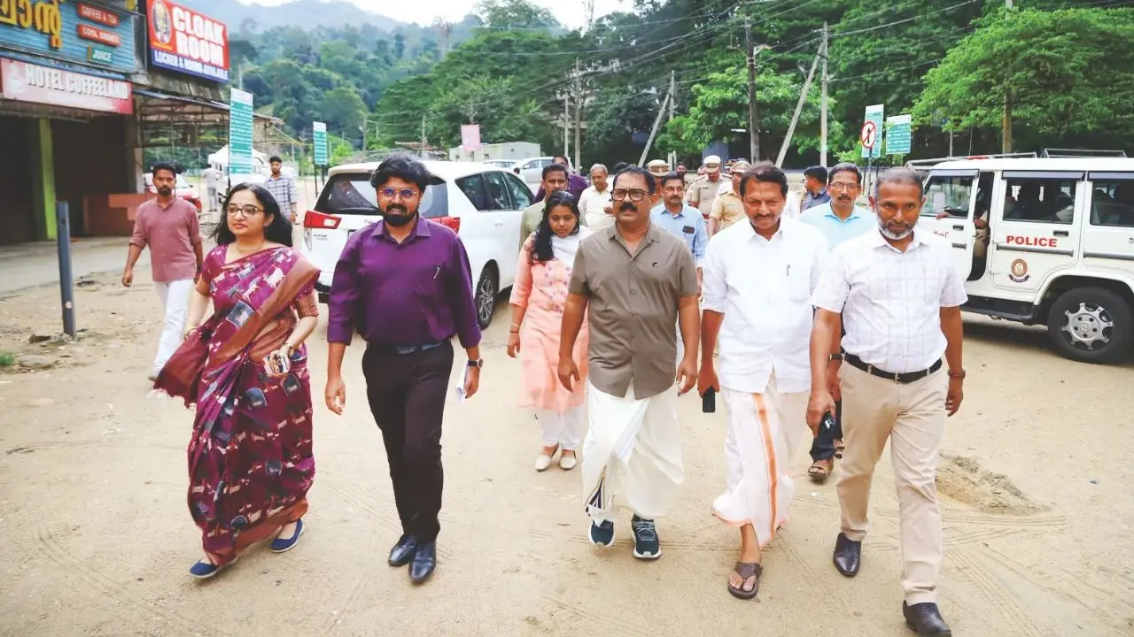 ശബരിമല അവലോകനയോഗത്തിനുശേഷം പമ്പയിൽ സ്ഥിതി വിലയിരുത്തുന്ന മന്ത്രി കെ.എം.ഷാജിയും സംഘവും