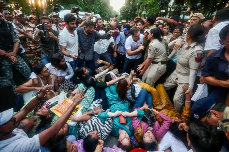ഡൽഹി പ്രതിഷേധം: വനിതാപോലീസുകാരെ അതിക്രമിച്ചെന്ന് കേന്ദ്രം സുപ്രീംകോടതിയിൽ; രാഹുൽ പോലീസുകാരിയെ അനുചിതമായി സ്പർശിച്ചെന്ന് BJP