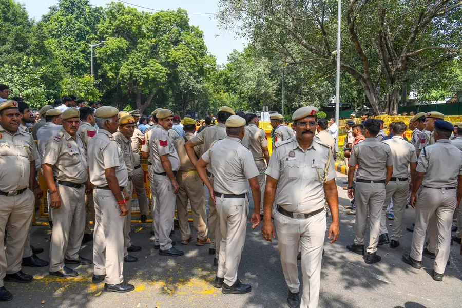 ‘ഈച്ചയെ കൊല്ലാൻ എന്തിനാണ് ചുറ്റിക’; ഡൽഹിയിൽ മെട്രോ സർവീസ് തടയരുതെന്ന് ചീഫ് ജസ്റ്റിസ്, യാത്രാവിലക്കിൽ സുപ്രീംകോടതിയുടെ ഇടപെടൽ