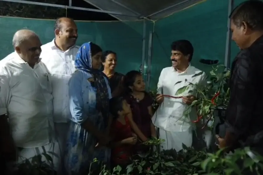 അഞ്ചുസെന്റിൽ വിളയിച്ച കാർഷിക അത്ഭുതം; ആലപ്പുഴയിലെ കുട്ടി കർഷകരുടെ വീട്ടിലെത്തി കൃഷിമന്ത്രി