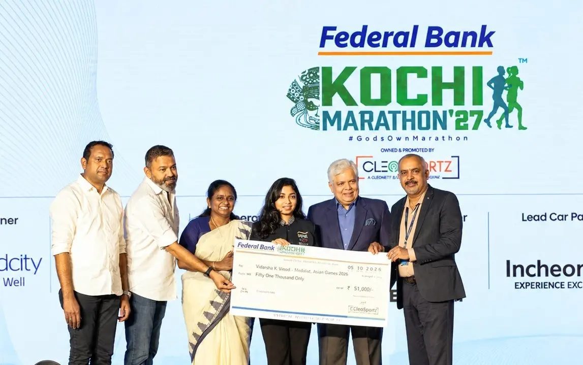 വിദര്ശ കെ. വിനോദിനെ ജസ്റ്റിസ് ദേവന് രാമചന്ദ്രനും കൊച്ചി മേയര് അഡ്വ. വി.കെ മിനിമോളും ചേര്ന്ന് ആദരിച്ചപ്പോള്