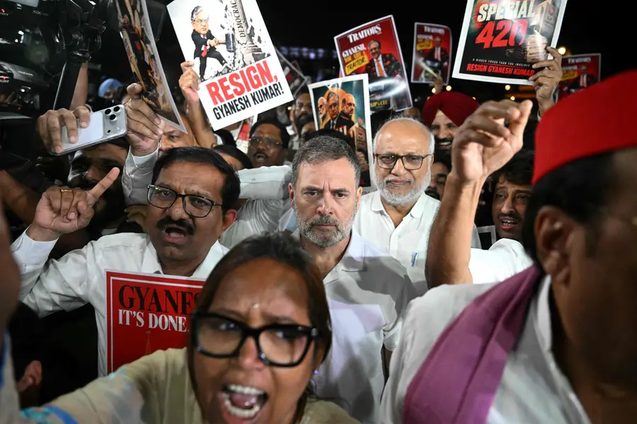 ഇന്ത്യാസഖ്യം രാഷ്ട്രപതി ഭവനിലേക്ക്; മാർച്ചുമായി പ്രതിപക്ഷ എംപിമാർ, പോലീസ് തടഞ്ഞു, കുത്തിയിരുന്ന് പ്രതിഷേധം