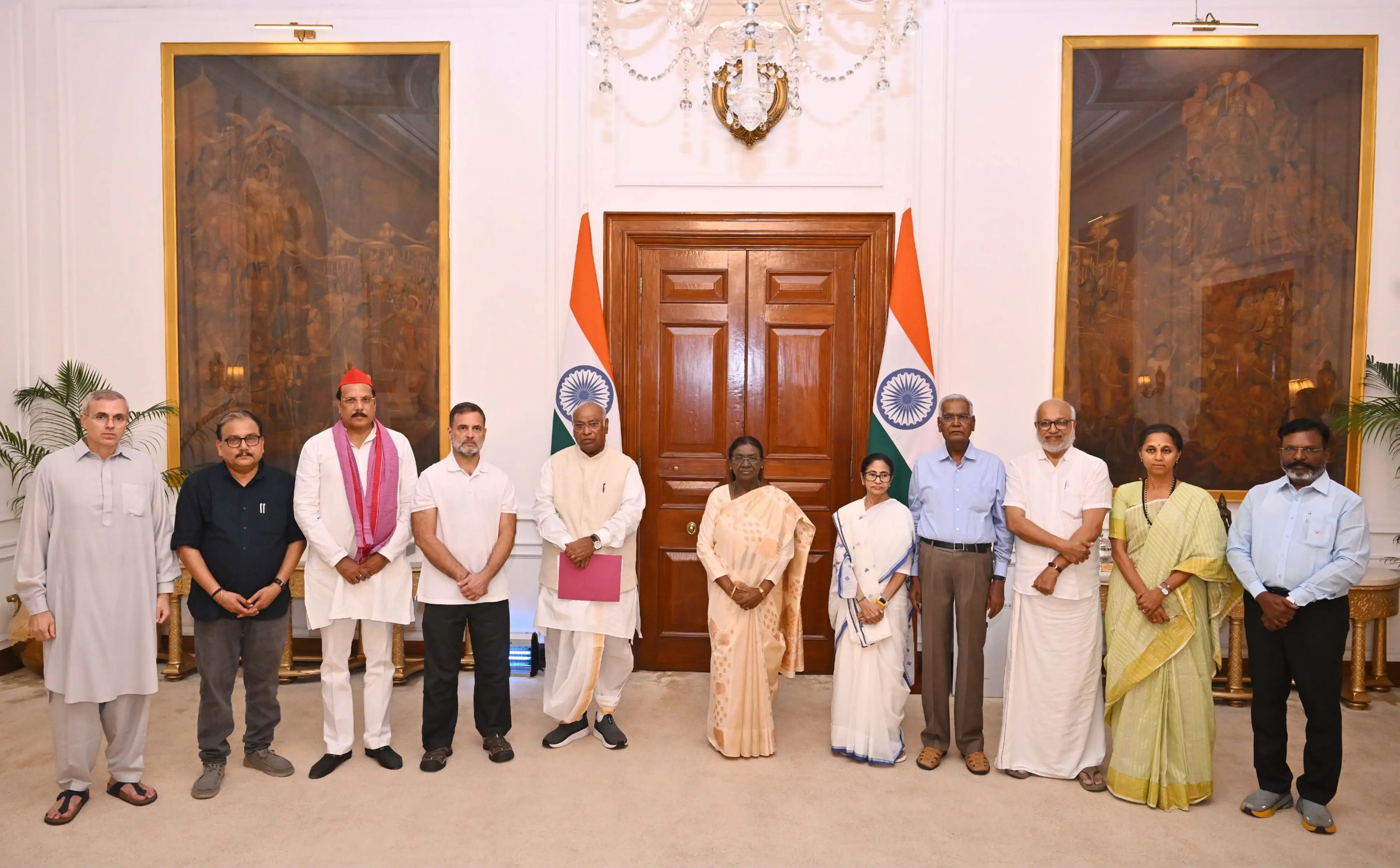 President Murmu meets a delegation of INDIA alliance