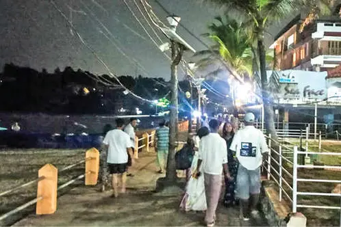 കോവളം ഇരുട്ടിൽ