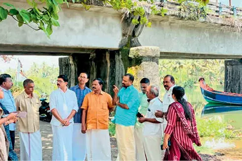 പണിക്കർകടവ് പാലം പുനർനിർമിക്കുന്നു