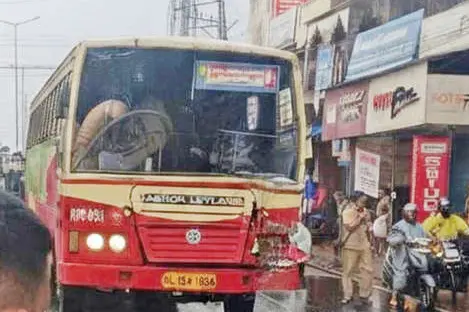 സ്വകാര്യ ബസിന് പിന്നിൽ കെ.എസ്.ആർ.ടി.സി. ഇടിച്ചു; 18 പേർക്ക് പരിക്ക്