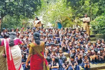 വാനരന്മാർക്കു മുന്നിൽ കളിച്ചും ചിരിച്ചും കുരുന്നുകൾ